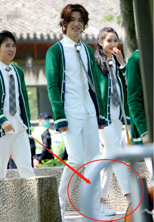 关晓彤杨颖身高仅差5cm穿同款白色裤子差距全在脚腕上了