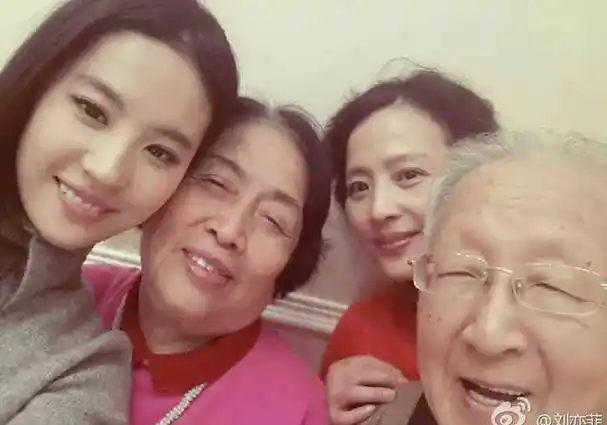 原创刘亦菲我在我们家最丑看完照片我信了个个都是神仙颜值