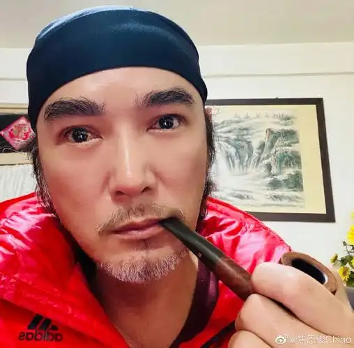 焦恩俊深夜晒照自称单身狗 被调侃"人太美容易单"|焦恩俊|林俊贤_新浪