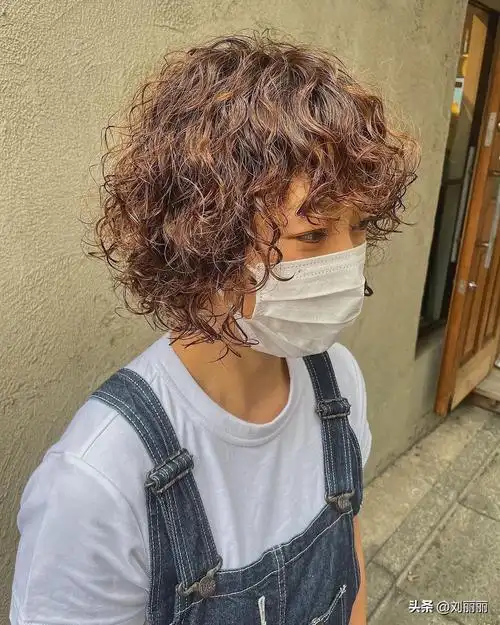 显年轻的短发发型图片女,满头烫层次短发波波头 - 玉三网