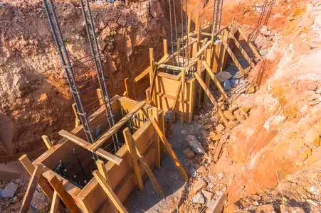 打桩基础的施工与施工在施工现场浇注的混凝土桩基承台对桩基的房屋