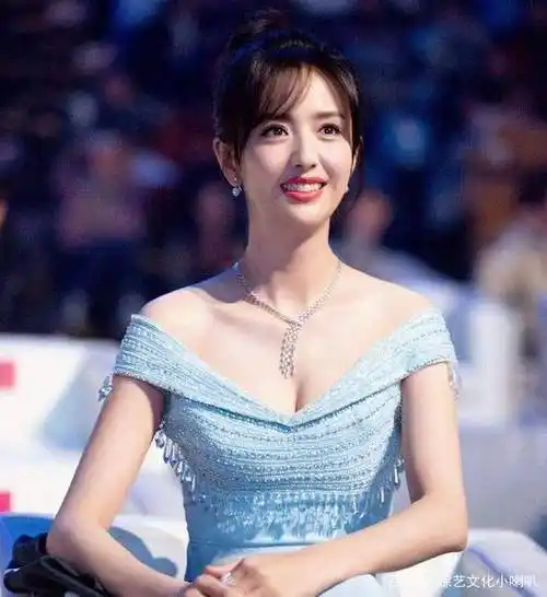 佟丽娅学生旧照被翻出,曾被网友点评:这才是"国宝级美貌"_照片_时候