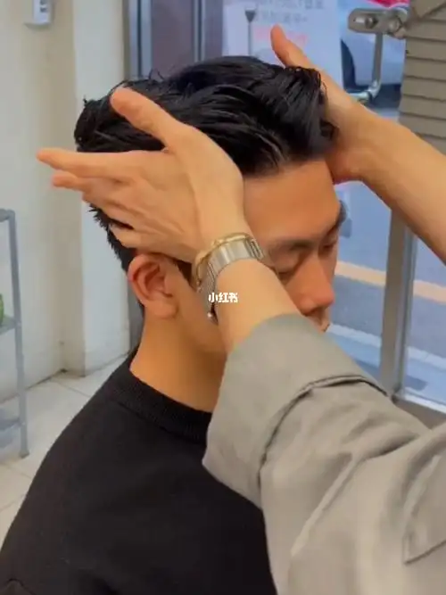 男士发型推荐凌乱感中分后背头