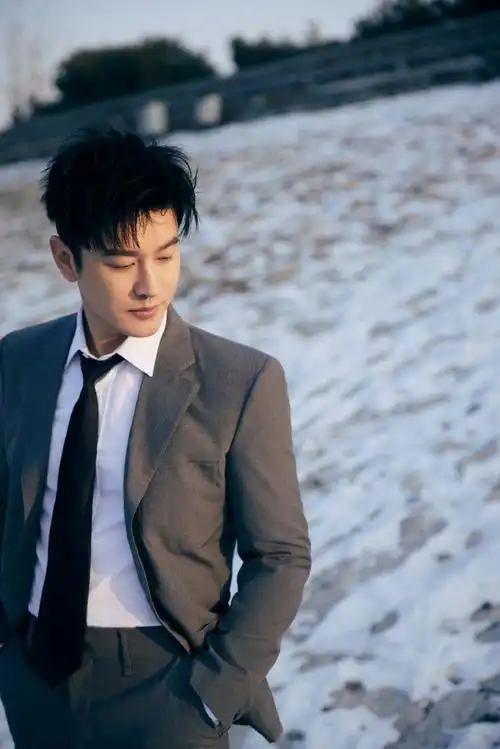 黄晓明超话灰调西装,尽显雅绅风范.沐光而行,静待盛会开启.