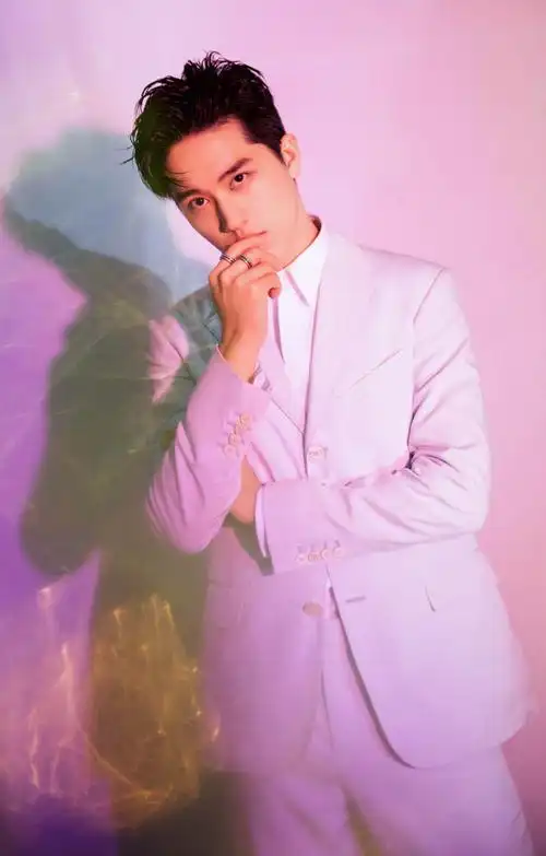 简介:许魏洲帅气西装写真图片,分享一组许魏洲图片给大家,图中的明星