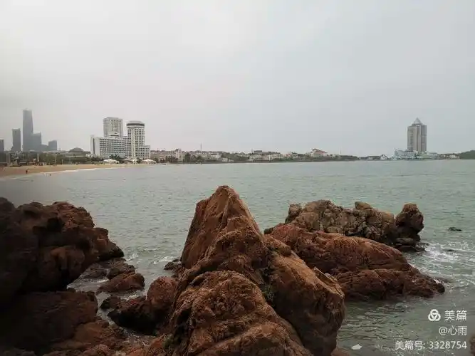 漫步在青岛海边