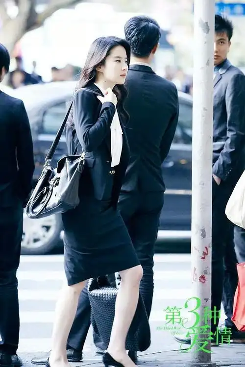 刘亦菲《第三种爱情》简直职业装示范.