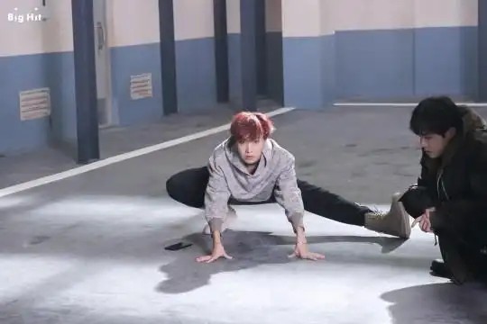 防弹少年团《mic drop》mv现场照曝光 爆破场面 吊威亚令粉丝揪心