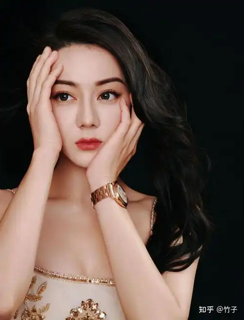 迪丽热巴最新美照,香槟色刺绣礼服裙星眸璀璨优雅至极,热巴好美