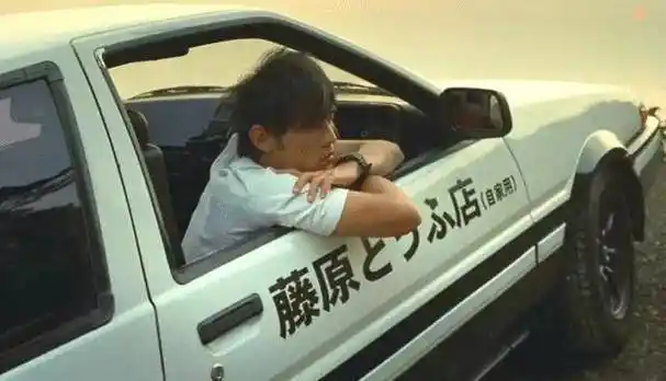 周杰伦把头文字dae86送给王俊凯秋名山车神后继有人了