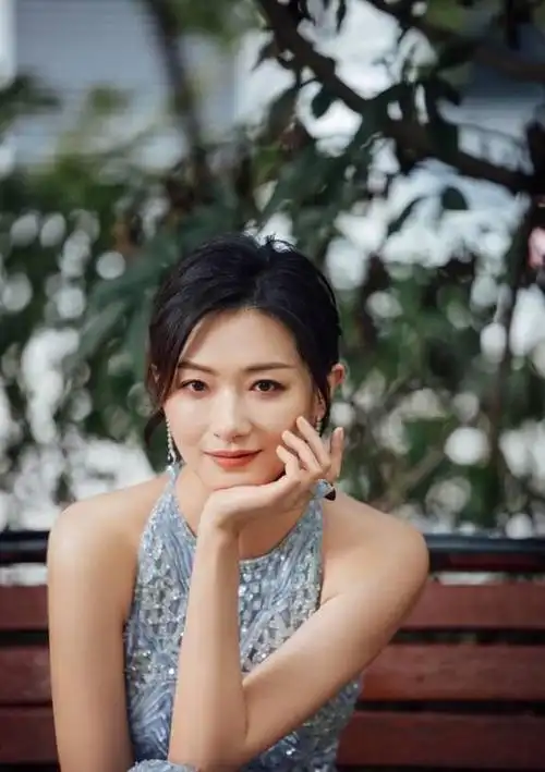 演员万茜从不炒作与圈外老公结婚生女41岁的她越活越美