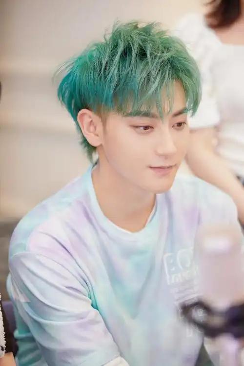 黄子韬薄荷绿发色