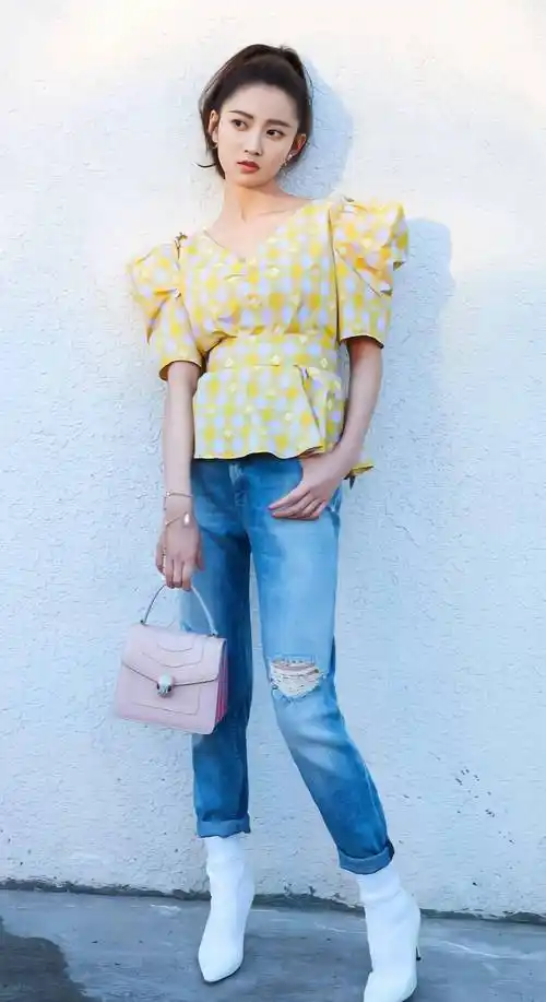 陈钰琪,1992年出生于中国四川省,身高165厘米,体重46公斤.