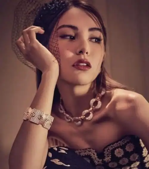 嫩模出身嫁大14岁周董,连生三胎的昆凌,没你想的那么简单