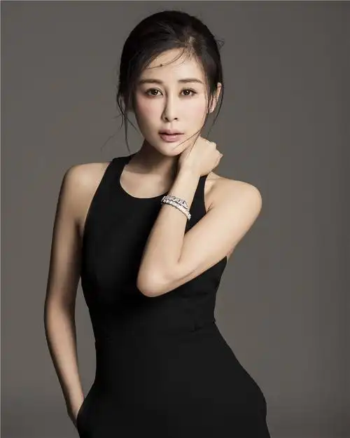 周扬曝最新知性写真优雅妩媚身材吸睛