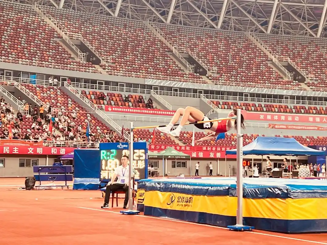 河南高中生跳高比赛打破国内尘封11年纪录 网友:自古英雄出少年