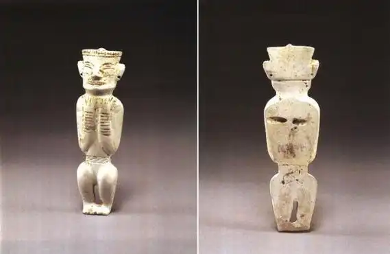拼版照片:这是凌家滩遗址出土的玉人正反面,在这个玉人背后可以看见一
