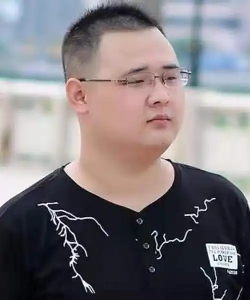 设计的时候一定要让发型师根据自己的具体条件选择最适合的寸头发型