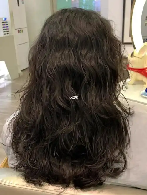 自然卷头发烫到根部中大卷还挺好看的