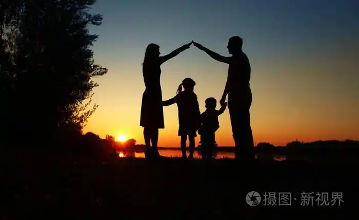一个幸福的家庭的剪影