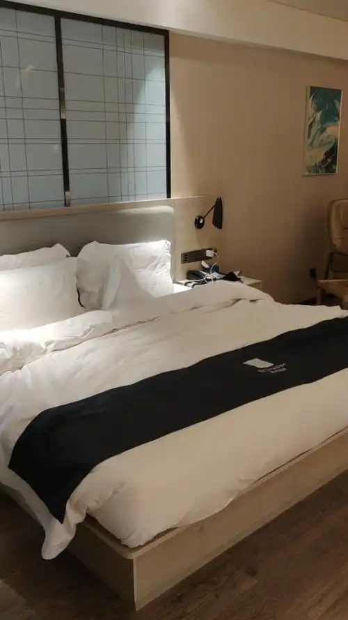 一个人在酒店,也不是不困,就是想在等等,至于等什么了,不知道!