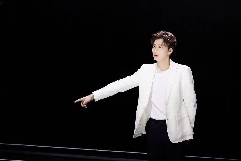 李易峰出席网络精品年度发布盛典 着白色西装优雅绅士帅气有型