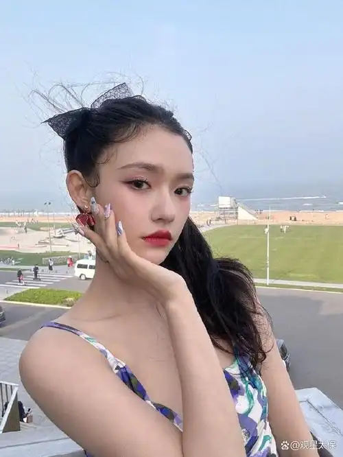 林允海边度假大秀身材,鸢尾印花裙显优雅,蕾丝发带增可爱