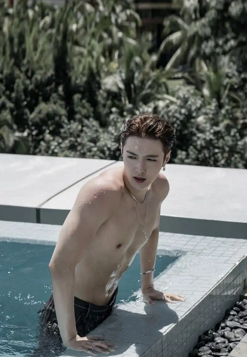 张艺兴游泳大片# 张艺兴工作室公开了一组张艺兴泳池大片,冷白皮