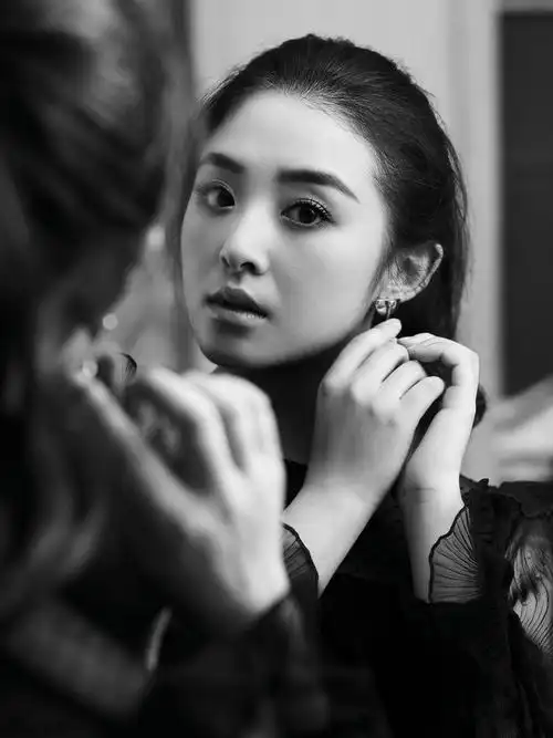 组图:张含韵黑白大片质感优雅 华丽蜕变轻熟女 : 演员!