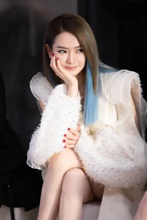 > 戚薇冰水蓝挑染发色时尚写真图片(5/12)