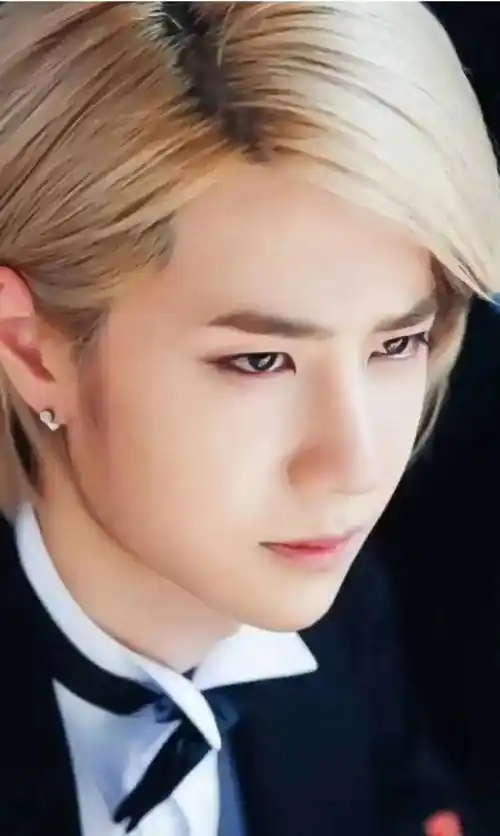 王一博早期的白牡丹照片,一头金色头发,看起来好好看_感觉_少爷_贵族