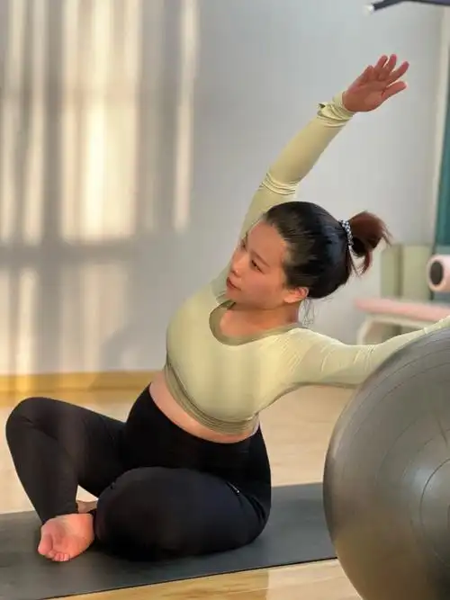 为什么孕期要练瑜伽为了让宝宝在放松舒展的空间里健康成长.