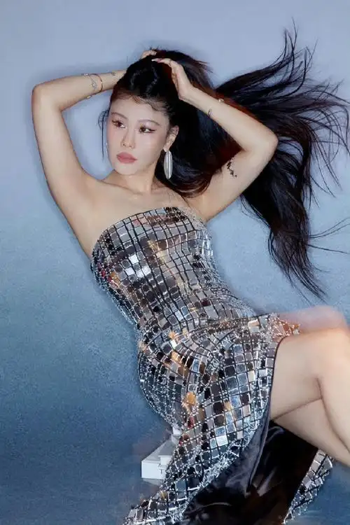 袁娅维银色抹胸礼服#袁娅维身穿银色开叉抹胸礼服,优雅性感,姐姐身材