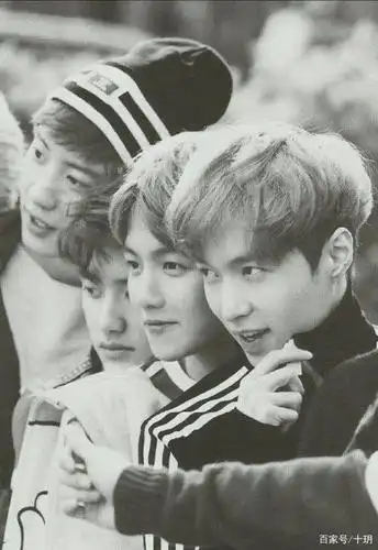 张艺兴和边伯贤一起逛街还穿同款,"蛋白小天使"是真的!