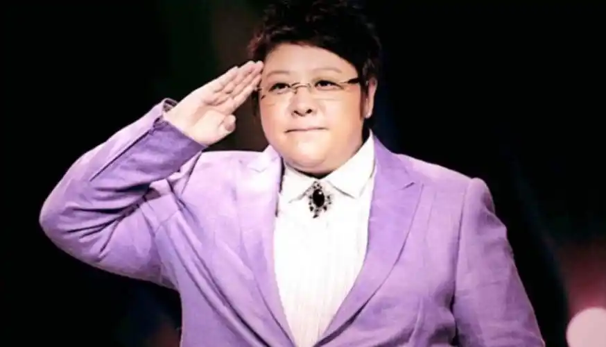 51岁韩红深夜外出聚餐,减肥成功后又反弹,整个人胖到虎背熊腰