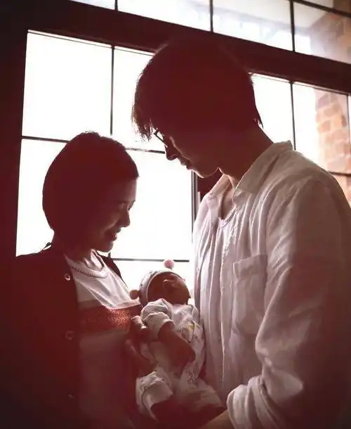 主持人陈辰,晒出四张美照,令粉丝大饱眼福,她丈夫余笛大有来头_东方