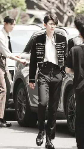 「消息」蔡徐坤真·城堡里走出来的王子殿下 逆天身材比例整个就离谱!