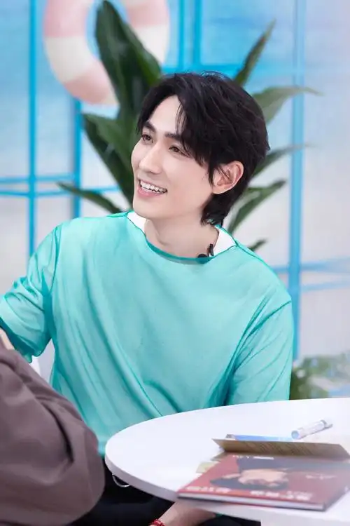 朱一龙活动造型俊美的脸蛋搭配个性的叠穿t恤亮相活动的居老师,依旧