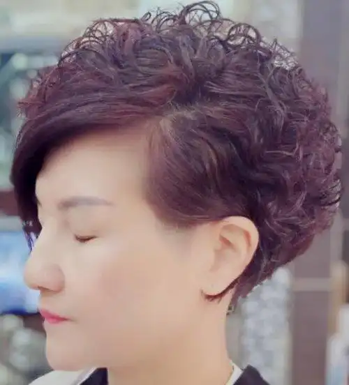 19年女生最新全烫小卷短发发型献给头发少想更美的你3