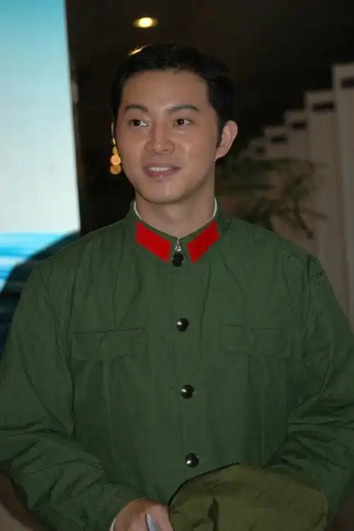 沙溢着军装亮相沙溢沙溢接受媒体采访