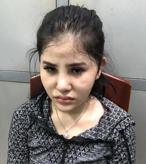 越南年轻女子贩毒被抓,对警方哭诉犯罪原因,希望快速赚大钱做整形手术