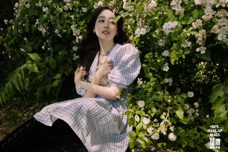 祝绪丹杂志美妆大片曝光 夏日林间漫步少女感十足