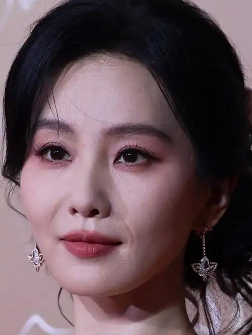 38岁的刘诗诗生图简直没法看了,又瘦又老,法令纹太深了,眼睛还是一如