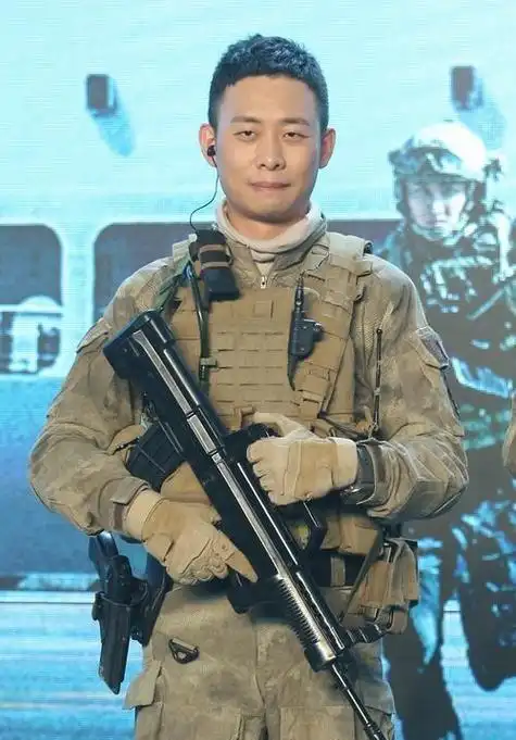 油头粉面就不要演军人了!让这5位男星告诉你,什么叫军人形象