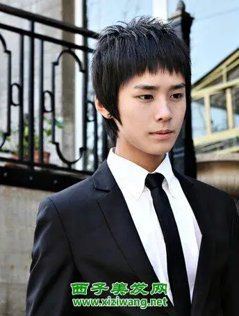 男生长鬓角发型如何扎好看