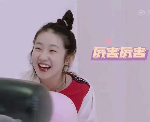 硬糖少女303成员张艺凡笑到模糊表情包