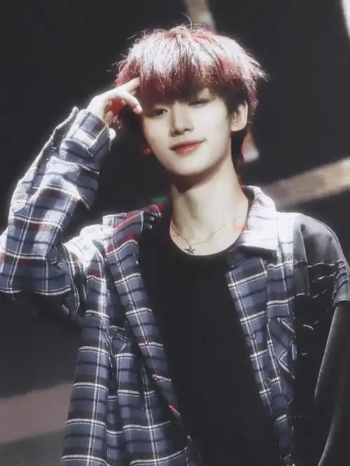 丁程鑫出道首唱会找自己20舞台照