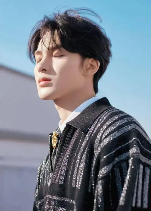 朱正廷《我们恋爱吧》官方剧照释出 小柿子分享老大暖阳下绝美侧颜