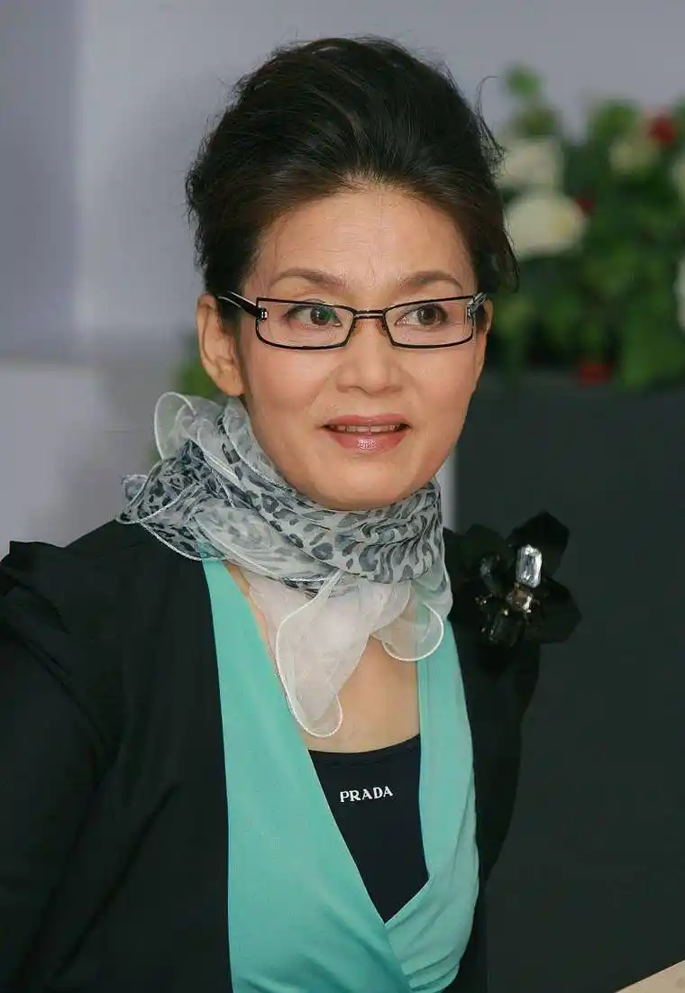 65岁潘虹依然孤傲,穿套裙配葡萄珍珠项链,贵族气质太深入人心_骨子里