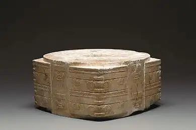 浙江反山遗址12号墓出土的玉琮. 资料照片